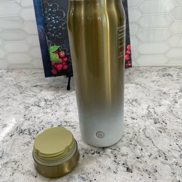 2024 Holiday Gold and White Gradient SS Water Bottle. NWT, HTF. Very classy. - Picture 7 of 8